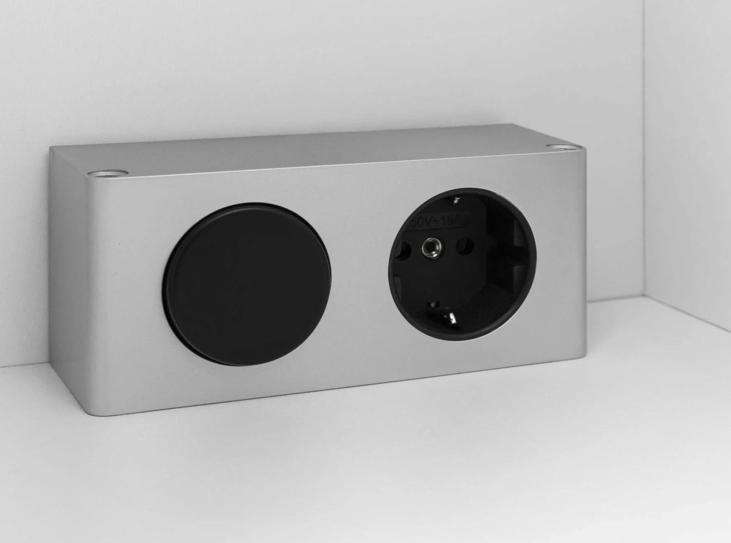 Armoire De Toilette Kornel/Luna 80cm 3 Portes & éclairage LED - Gris Graphite 3 Armoire De Toilette Kornel/Luna 80cm 3 Portes & éclairage LED - Gris Graphite – Image 3