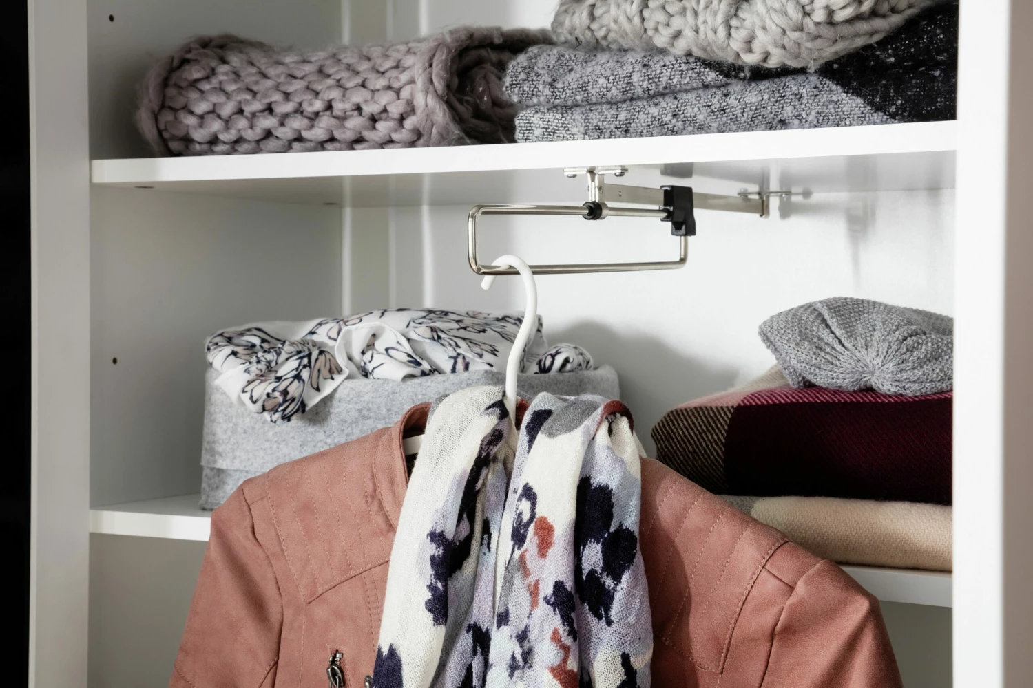 L'armoire White Ole : Moderne, Facile D'entretien, Beaucoup De Rangements". 3 L'armoire White Ole : Moderne, Facile D'entretien, Beaucoup De Rangements". – Image 3