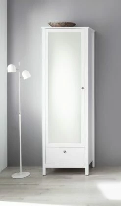 L'armoire White Ole : Moderne, Facile D'entretien, Beaucoup De Rangements". 9 L'armoire White Ole : Moderne, Facile D'entretien, Beaucoup De Rangements". -EMOB-MEUBLES Ventes Ole GD 1839 117 01 frontal D 20180702 90f2