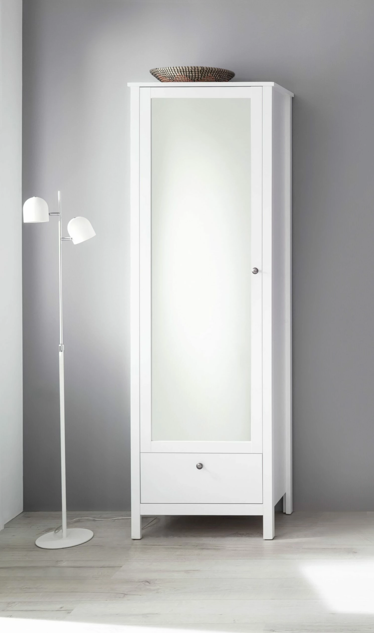 L'armoire White Ole : Moderne, Facile D'entretien, Beaucoup De Rangements". 5 L'armoire White Ole : Moderne, Facile D'entretien, Beaucoup De Rangements". – Image 5